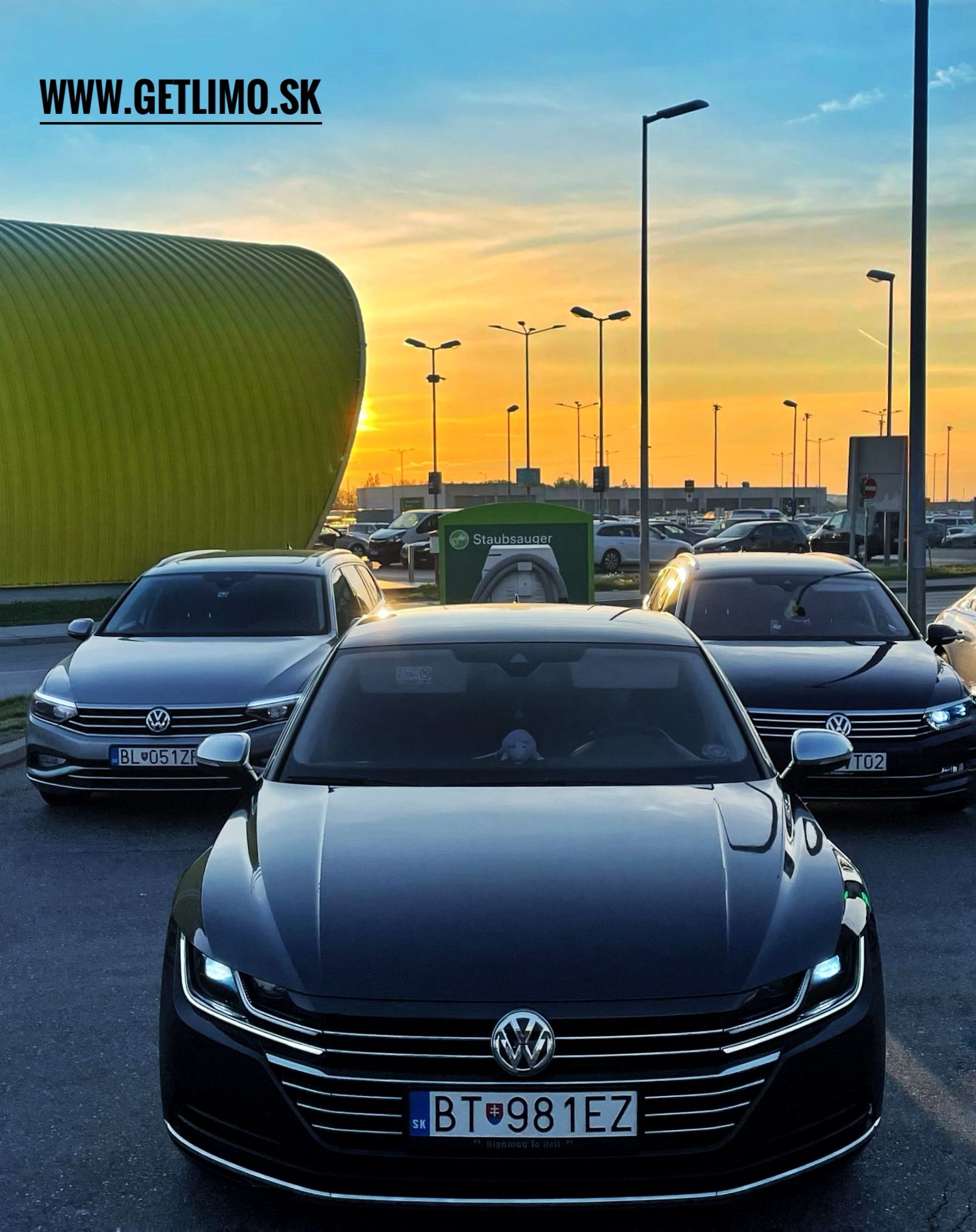 ri luxusné vozidlá pri východe slnka, pripravené na transfer – GETLIMO.sk