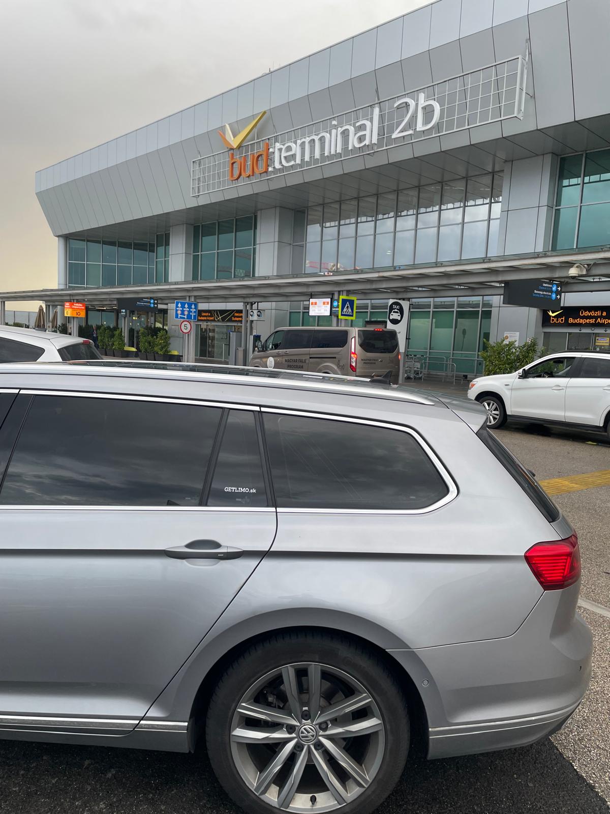 Volkswagen Passat GETLIMO zaparkovaný pred letiskom v Budapešti – spoľahlivý medzinárodný transfer z Bratislavy.